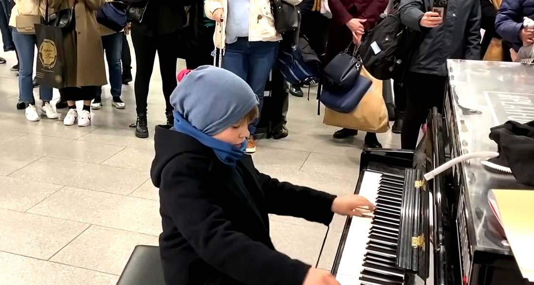 9-Year-Old Draws Huge Crowd Playing Awesome Boogie Woogie Jingle Bells