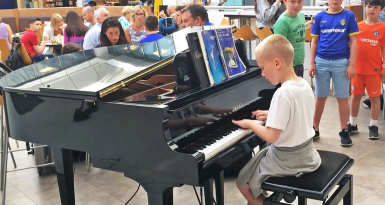 Harrison Crane Entertains Airport With Awesome Piano Playing