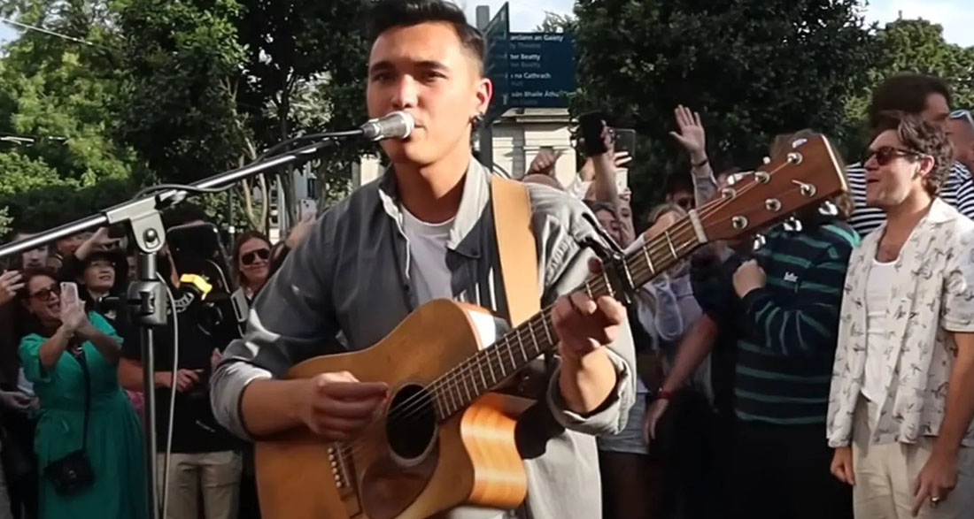 A young busker on Grafton Street was singing and what happened next will make your heart flutter