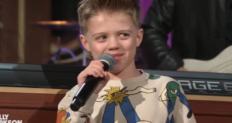 Kelly Clarkson’s Son Remy Charms Live Audience With Adorable Frank Sinatra Cover