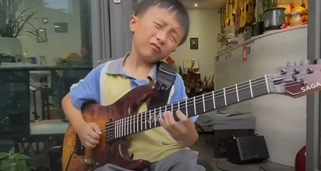 9 Year Old Maituo JunxiLu Plays Blues Like A Pro