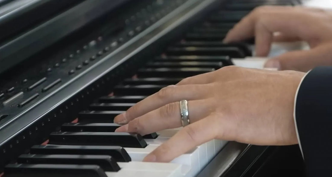 Musical Bride And Groom Sing Epic Wedding Speech In 14 Minute Emotional Performance