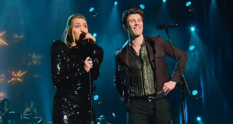 When Miley Cyrus and Shawn Mendes teamed up for this emotional duet on “Islands in the Stream”, the look on Dolly Parton’s face was everything!