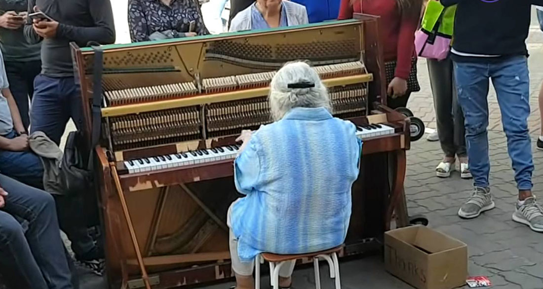 Mystery Pianist Sits Down At Public Piano And Stuns The Crowd