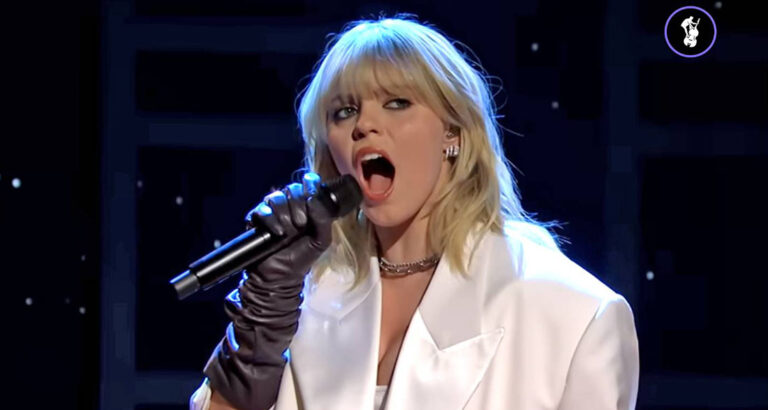 Reneé Rapp stole the whole show in viral performance on Saturday Night Live with “Snow Angel”, leaving fans in awe