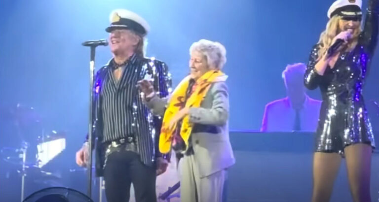 Rod Stewart wins fans’ hearts by bringing his 94-year-old sister Mary onstage in sweet family moment at Edinburgh Castle