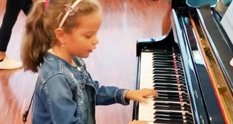 Travellers Stunned As 6 Year Old Sits Down At Airport Public Piano And Plays Chopin